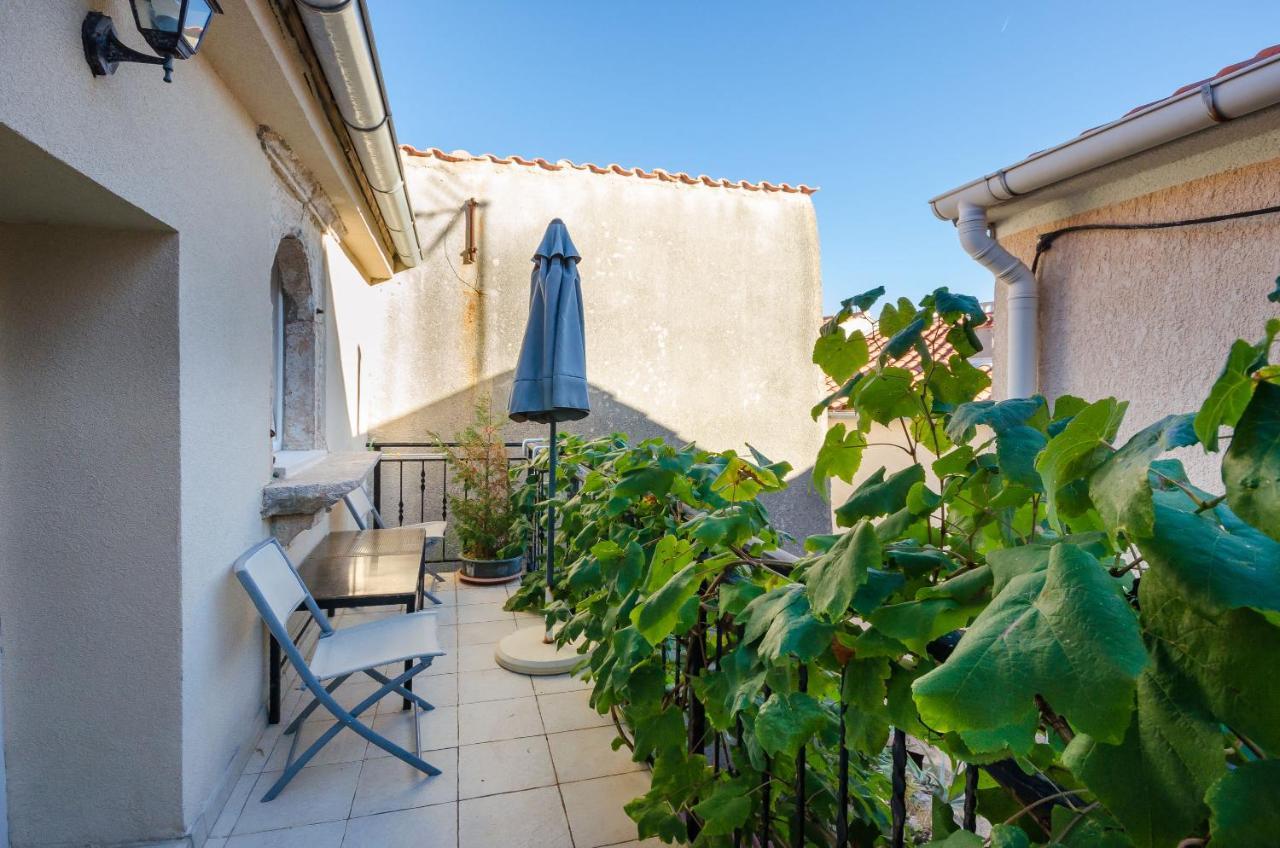 Under Ancient Roofs Vrbnik Apartment Exterior photo