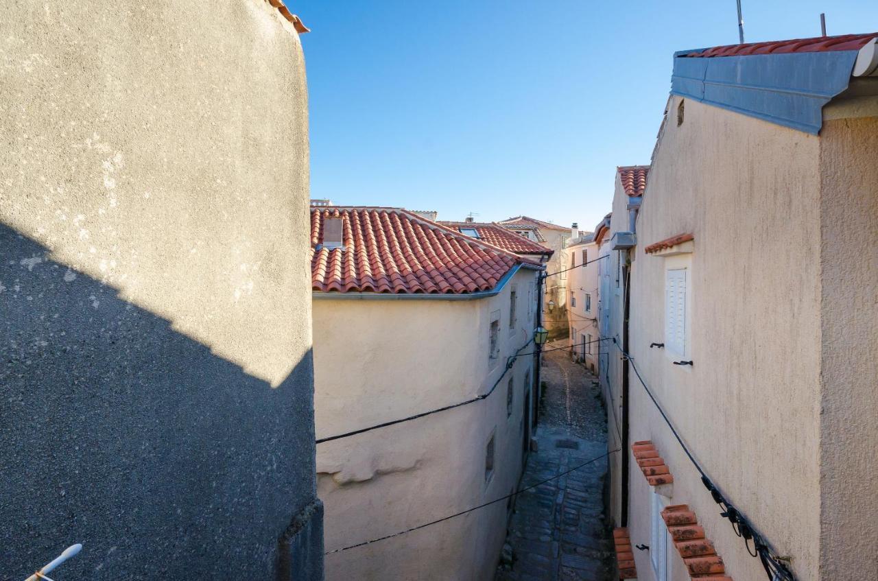 Under Ancient Roofs Vrbnik Apartment Exterior photo