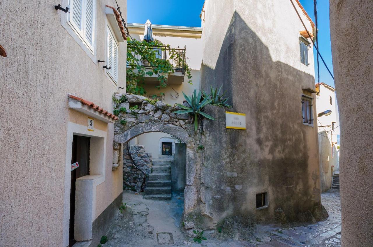 Under Ancient Roofs Vrbnik Apartment Exterior photo