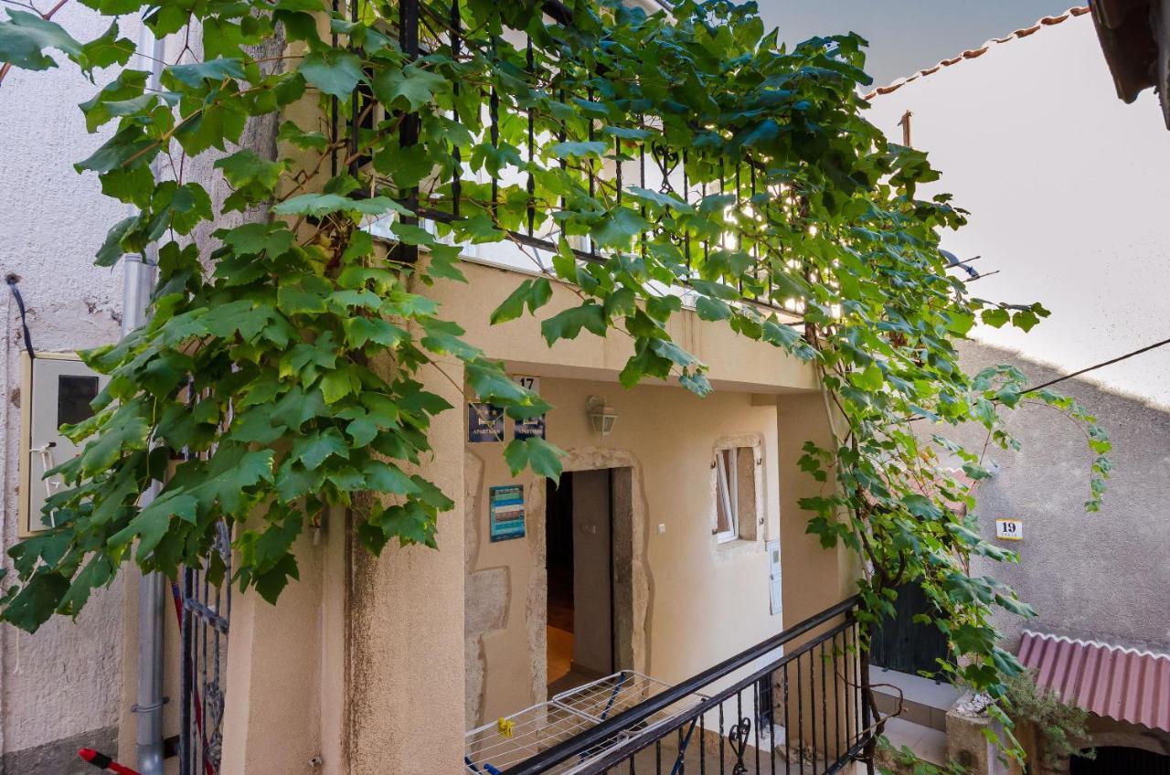Under Ancient Roofs Vrbnik Apartment Exterior photo