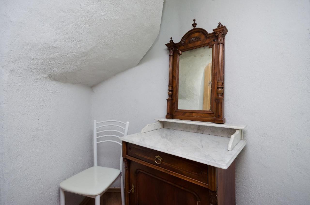 Under Ancient Roofs Vrbnik Apartment Exterior photo