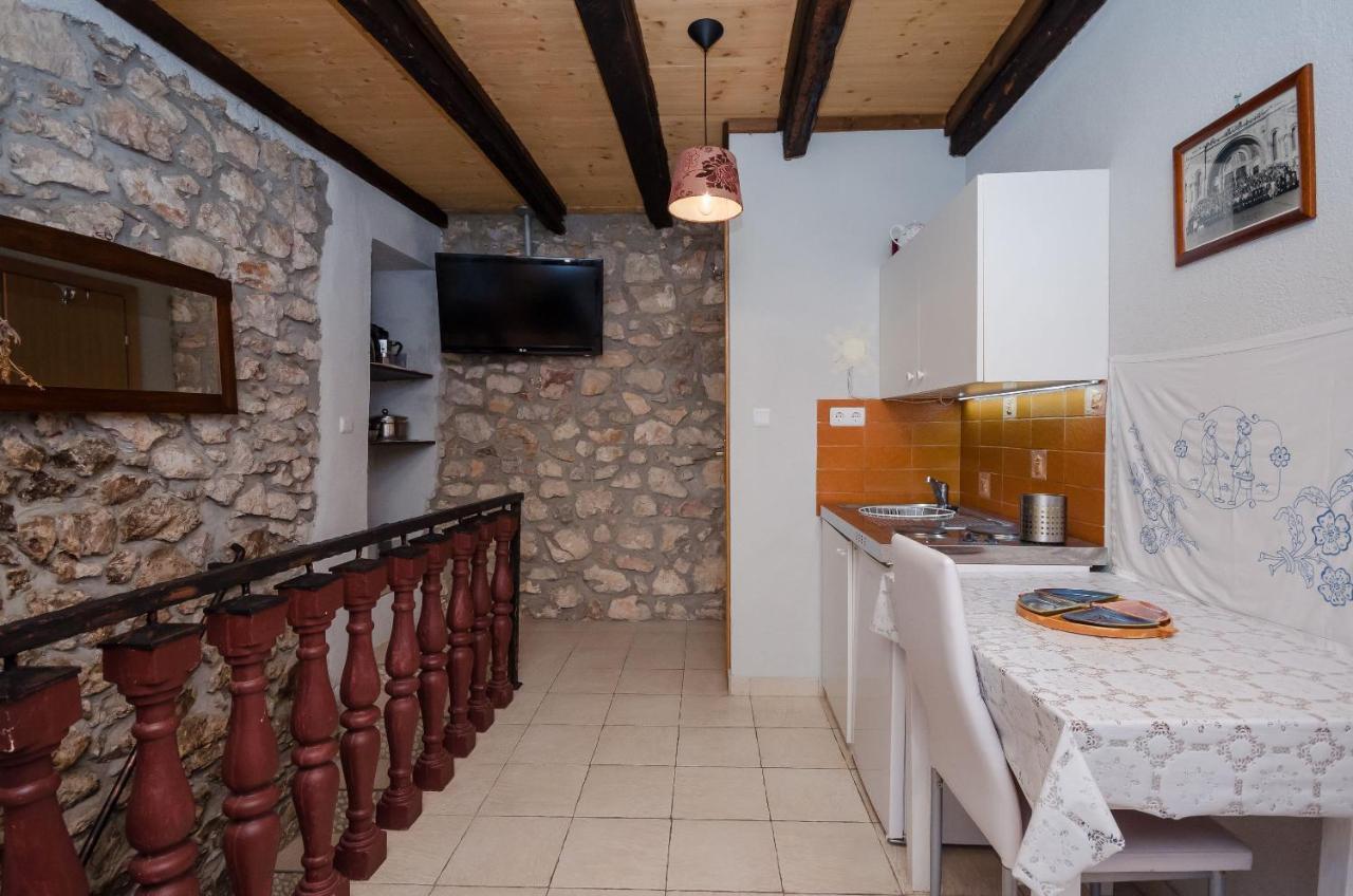 Under Ancient Roofs Vrbnik Apartment Exterior photo