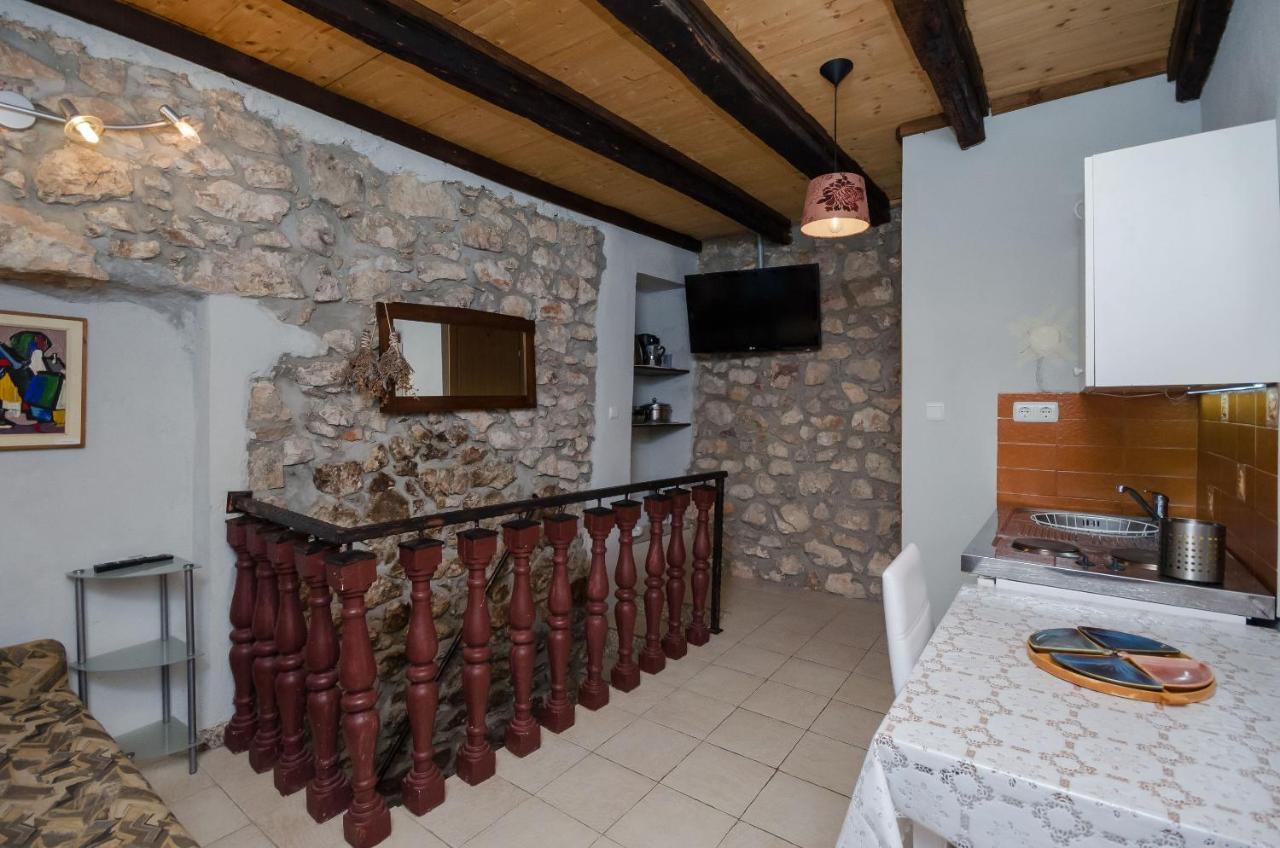 Under Ancient Roofs Vrbnik Apartment Exterior photo